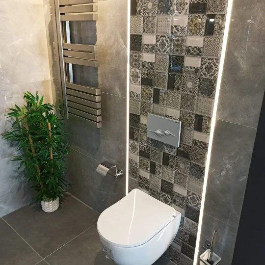 Banyo — asma klozet ve LED çerçeveli desenli seramik
