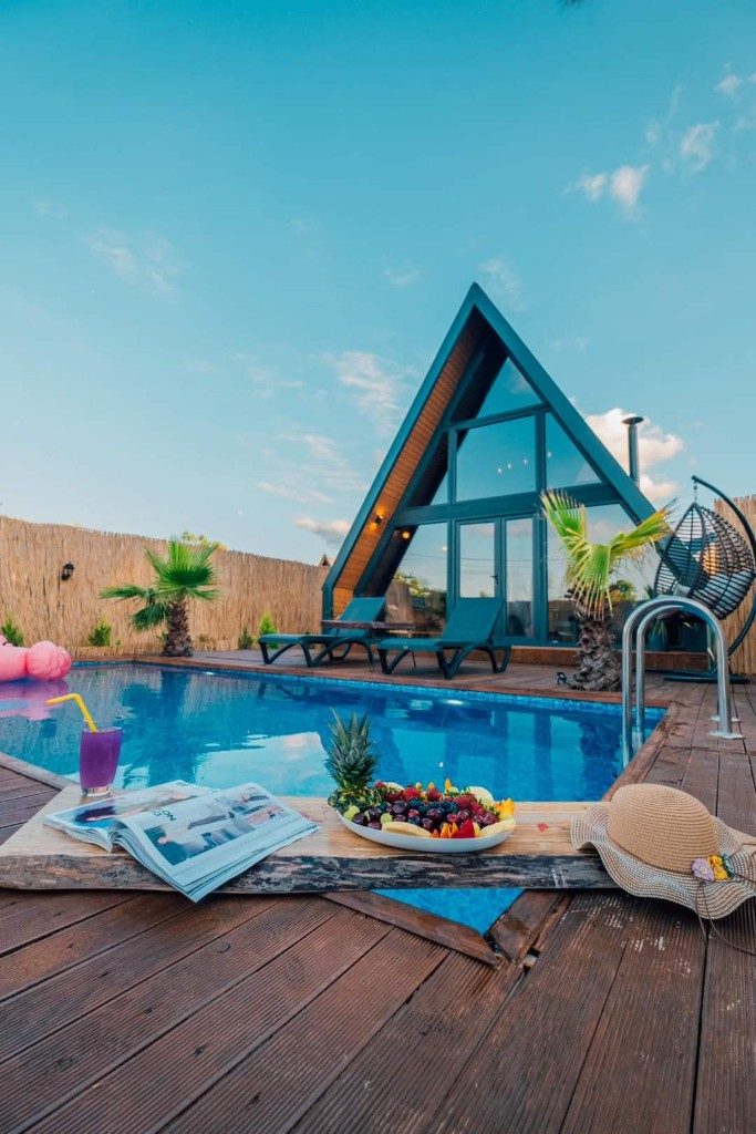 A-frame tiny house — cam cephe, havuz ve ahşap teras