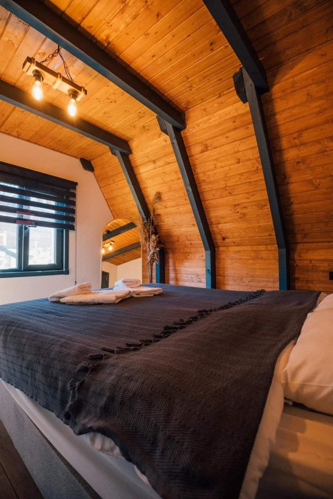 A-frame tiny house yatak odası — ahşap tavan ve kiriş