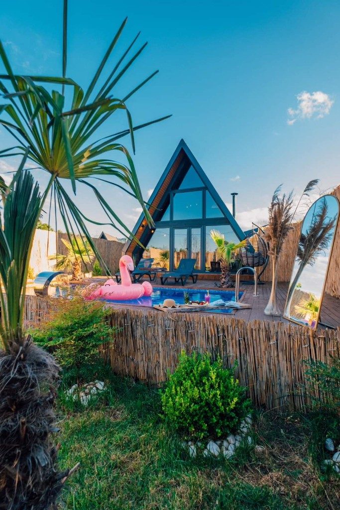A-frame tiny house — cam cephe, havuz ve teras