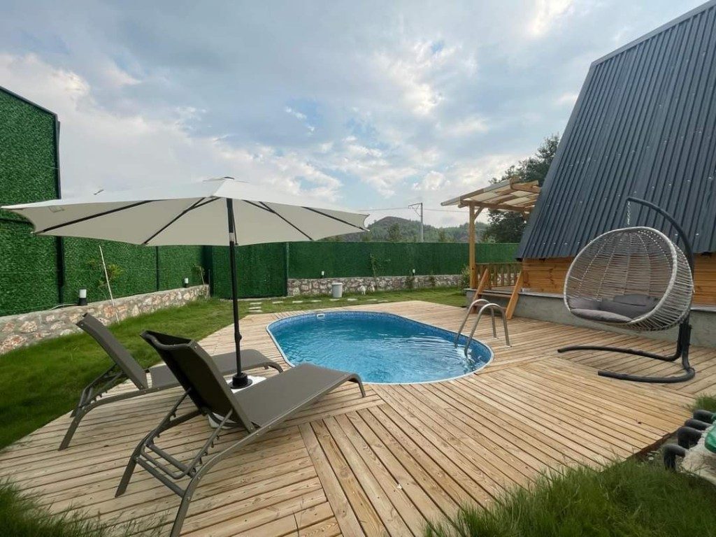 A-frame tiny house — havuzlu ahşap teras ve bahçe