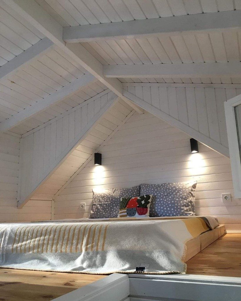 Tiny house çatı katı yatak odası — beyaz ahşap panel